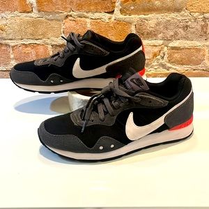 Nike Venture Crimson Grey